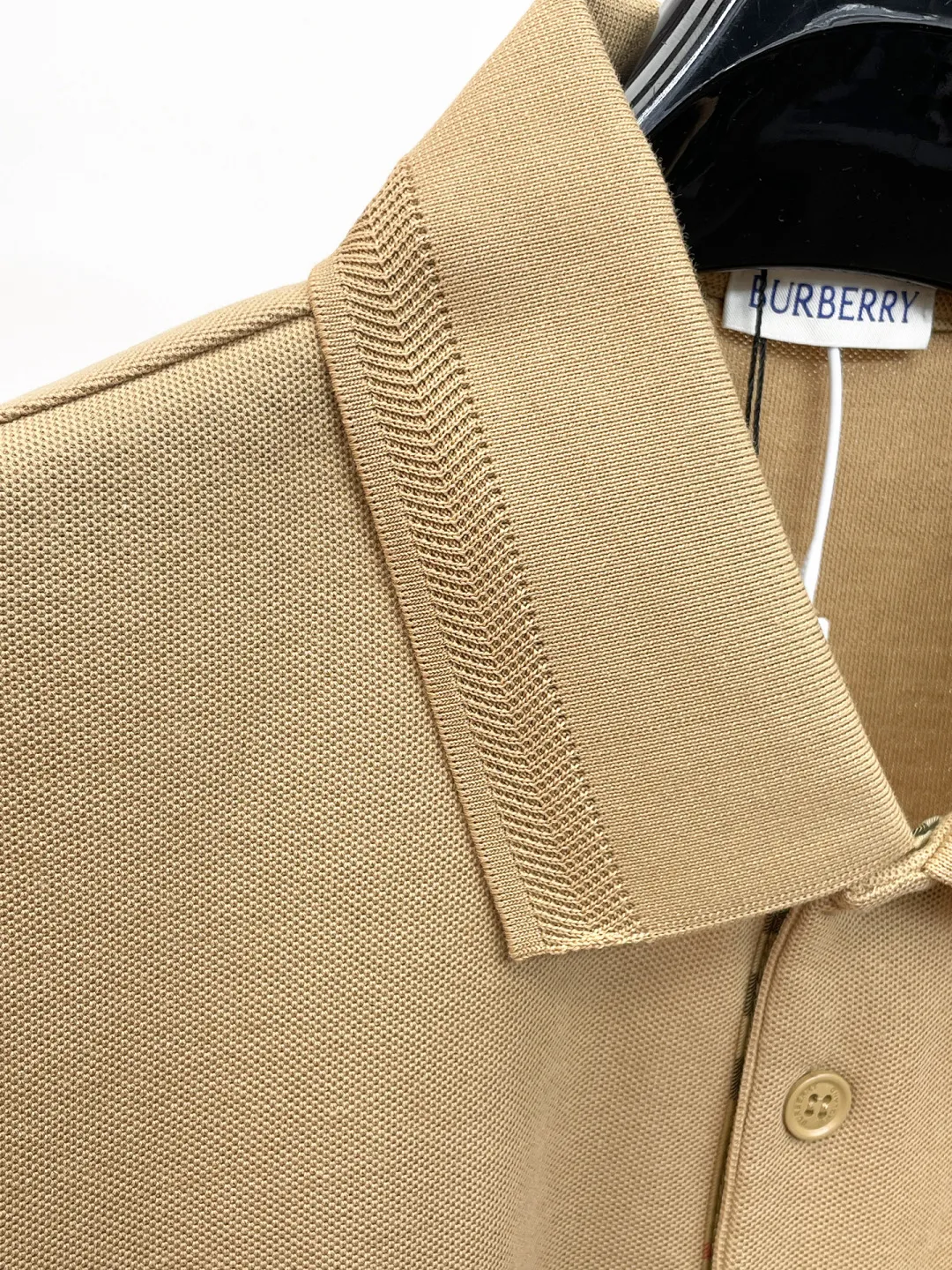 BURBERRY New Arrival Polo shirt, complete with three labels, original fabric, original customized accessories, official Same Style, using 210 grams of pure cotton pique fabric, customized same-tank dyed fabric, very comfortable and smooth to the touch, very wide and stylish, produced by a first-line brand on behalf of Factory, imported Behringer embroidery machine, embroidery is full and textured, imported Kangli direct-injection machine, printing is clear and textured, the collar rib is woven with imported yarn It will not lose shape after being worn for a long time. It is the most New Arrival style in spring and summer. It is fashionable and individual. It is super Versatile and looks good. It is very suitable for both men and women. It is a must-have for everyone. Size: S-XXL